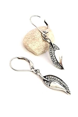 Yaprak figürlü zirkon taşlı gümüş küpe